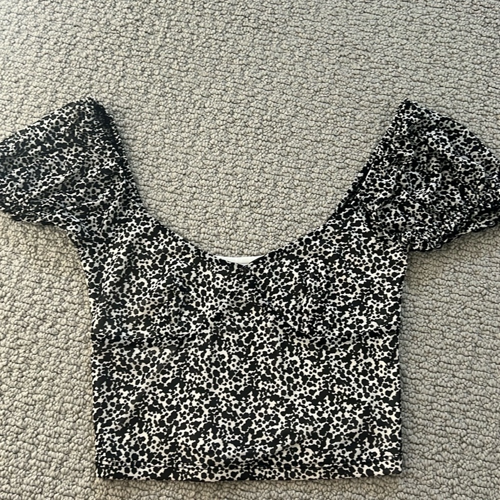 Black and white patterned crop top